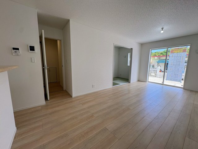クレイドルガーデン糸満市喜屋武 第６・２号棟の居間・リビング|二面採光で明るくゆったりとしたLDK16.2帖