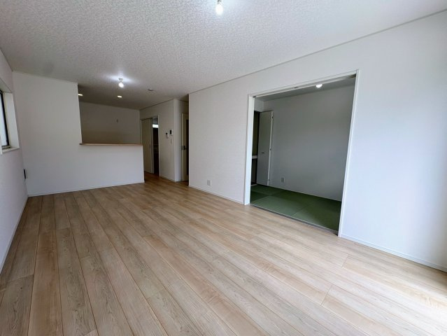 クレイドルガーデン糸満市喜屋武 第６・２号棟の居間・リビング|明るくゆったりとしたLDK16.2帖＋洋風和室4帖／対面式キッチン