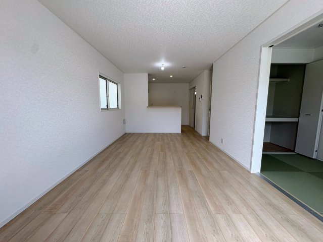 クレイドルガーデン糸満市喜屋武 第６・２号棟の居間・リビング|明るくゆったりとしたLDK16.2帖＋洋風和室4帖／対面式キッチン