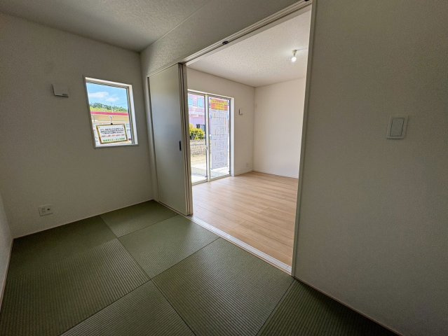 クレイドルガーデン糸満市喜屋武 第６・２号棟の和室|リビングに隣接した、心安らぐ畳の部屋4帖