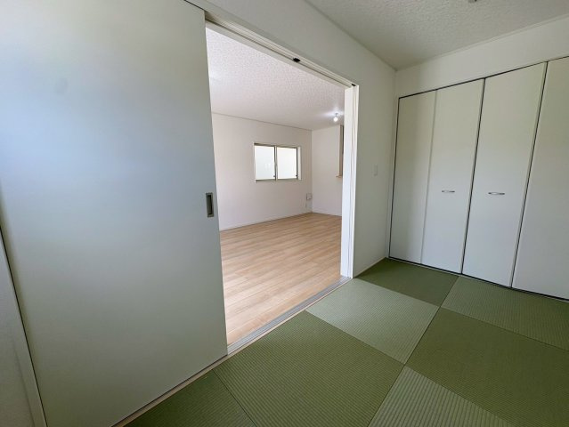 クレイドルガーデン糸満市喜屋武 第６・２号棟の和室|生活に和の趣をもたらす畳の部屋4帖・押し入れ収納付き
