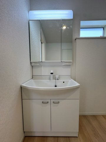 クレイドルガーデン糸満市喜屋武 第６・２号棟の独立洗面台|ハンドシャワー付き洗面化粧台＆洗濯機置場／洗面室に窓