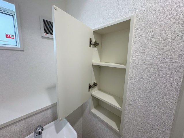 クレイドルガーデン糸満市喜屋武 第６・２号棟の収納|１階トイレには便利な収納棚を設置
