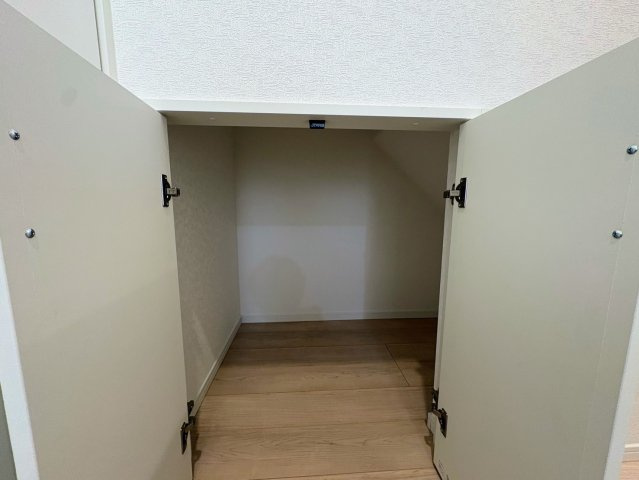 クレイドルガーデン糸満市喜屋武 第６・２号棟の収納|便利な階段下収納
