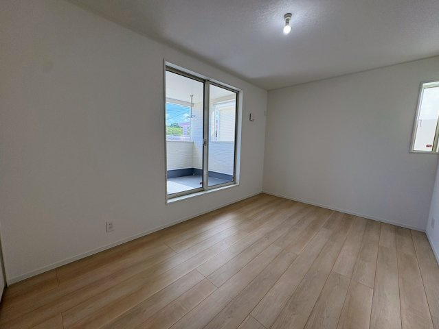 クレイドルガーデン糸満市喜屋武 第６・２号棟の洋室|二面採光の２階主寝室7.2帖・バルコニー出入口付き