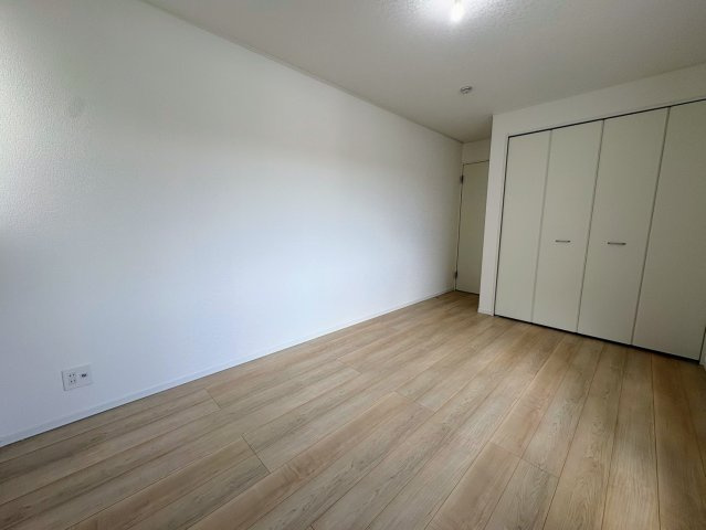 クレイドルガーデン糸満市喜屋武 第６・２号棟の洋室|２階主寝室7.2帖・バルコニー出入口＆クローゼット収納付き