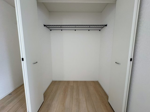 クレイドルガーデン糸満市喜屋武 第６・２号棟の収納|２階主寝室7.2帖に設置されたクローゼット収納