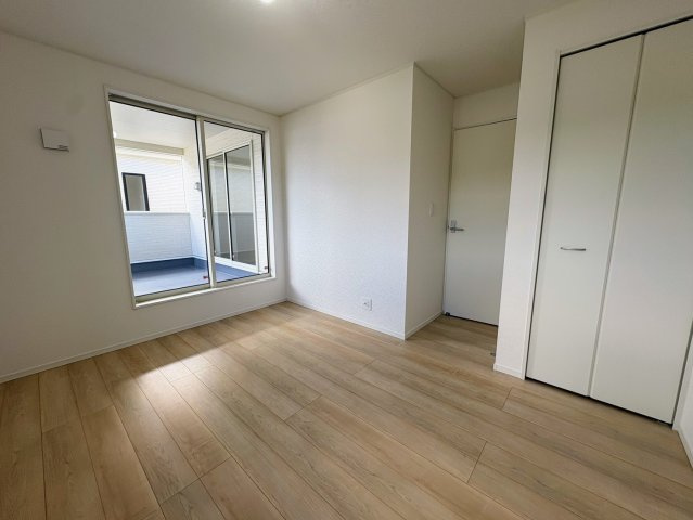 クレイドルガーデン糸満市喜屋武 第６・２号棟の洋室|二面採光の２階洋室6.5帖・バルコニー出入口＆クローゼット収納付き