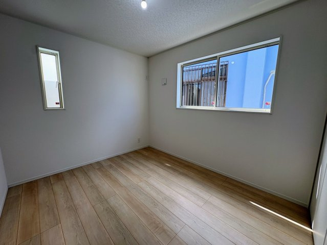 クレイドルガーデン糸満市喜屋武 第６・２号棟の洋室|二面採光の２階洋室5.7帖