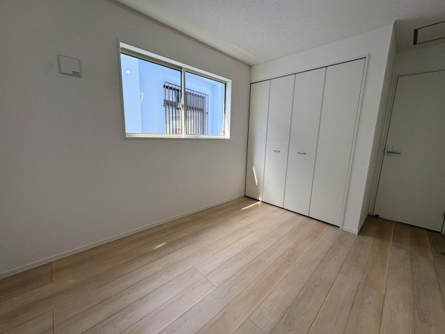 クレイドルガーデン糸満市喜屋武 第６・２号棟の洋室|２階洋室5.7帖・クローゼット収納付き