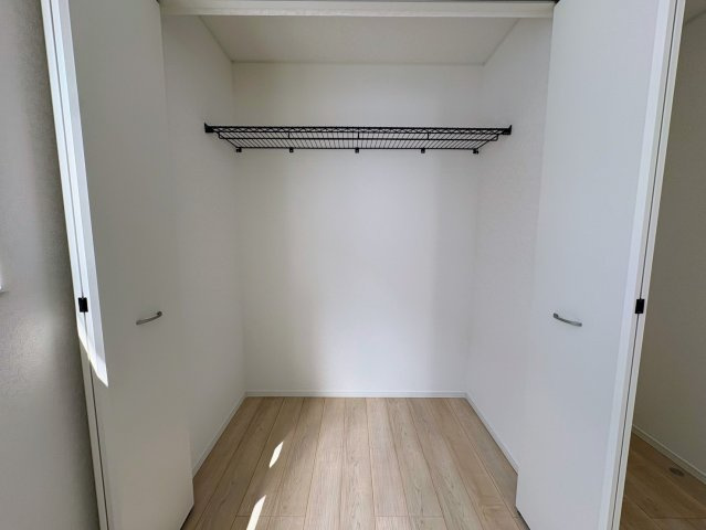 クレイドルガーデン糸満市喜屋武 第６・２号棟の収納|２階洋室5.7帖に設置されたクローゼット収納