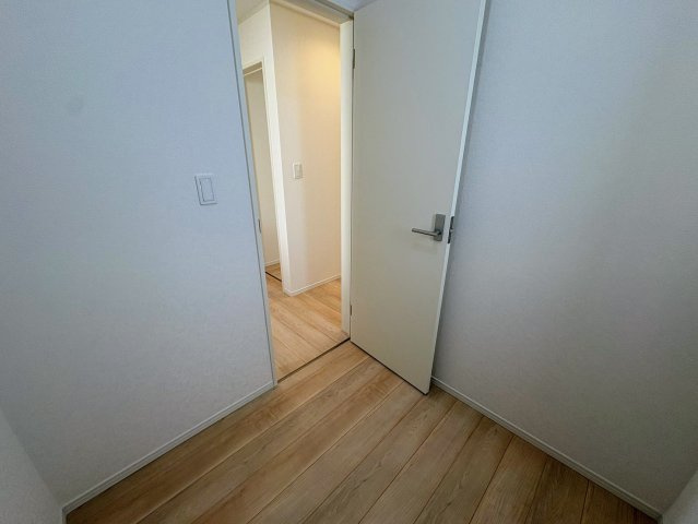 クレイドルガーデン糸満市喜屋武 第６・２号棟の洋室|あると便利な２階テレワークルーム２帖