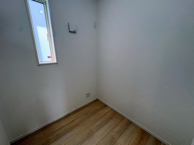 クレイドルガーデン糸満市喜屋武 第６・２号棟の洋室|あると便利な２階テレワークルーム２帖