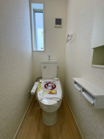 クレイドルガーデン糸満市喜屋武 第６・２号棟のトイレ|２階トイレ・換気窓＆収納棚付き／温水洗浄便座