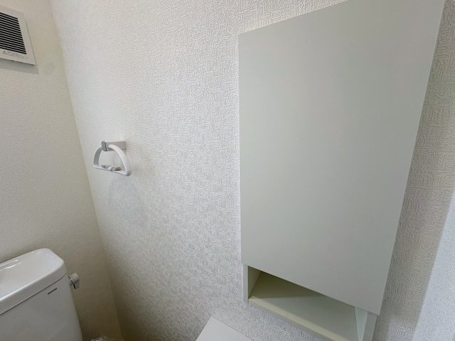 クレイドルガーデン糸満市喜屋武 第６・２号棟の収納|２階トイレには便利な収納棚を設置