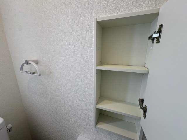 クレイドルガーデン糸満市喜屋武 第６・２号棟の収納|２階トイレには便利な収納棚を設置