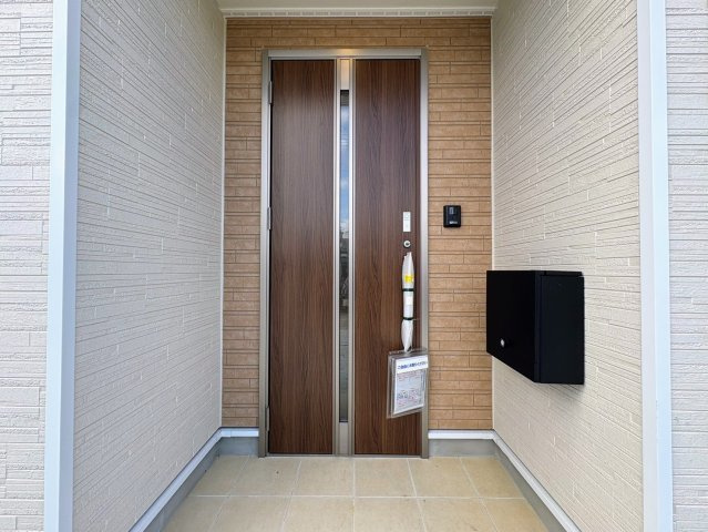 クレイドルガーデン糸満市喜屋武 第６・２号棟の玄関|屋根付きで置き配スペースも確保できる玄関ポーチ／人感センサー付き玄関灯・TVモニター付きインターフォン・防犯カメラ