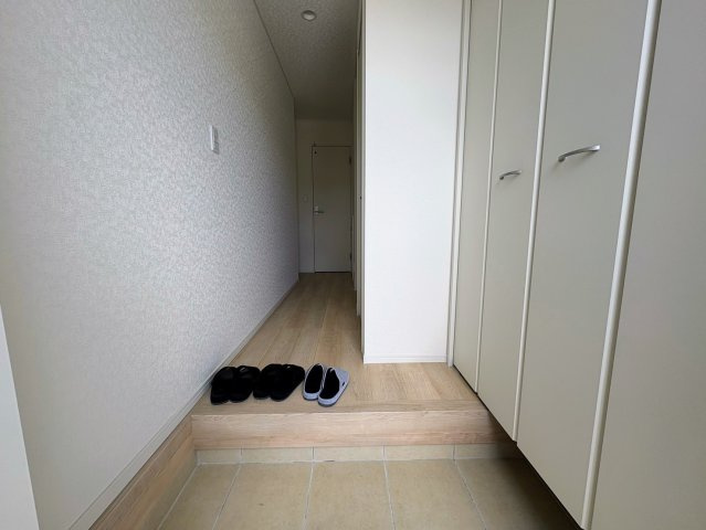 クレイドルガーデン糸満市喜屋武 第６・２号棟の玄関|玄関もすっきり！ワイドな玄関収納♪