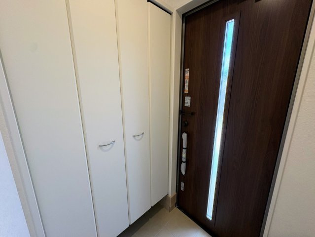 クレイドルガーデン糸満市喜屋武 第６・２号棟の玄関|可動式棚付きで収納力抜群の天井高シューズクローゼット