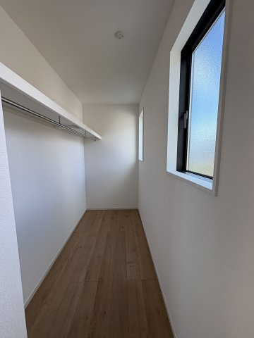 【収納】 | 大野城市乙金3丁目3期　2号棟（全2棟）【仲介手数料無料・0円】 | 現地写真。ウォークインクローゼットです。