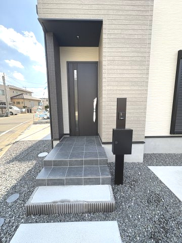 【玄関】 | 大野城市乙金3丁目3期　2号棟（全2棟）【仲介手数料無料・0円】 | 現地写真。