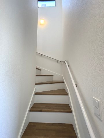 【内装】 | 大野城市乙金3丁目3期　2号棟（全2棟）【仲介手数料無料・0円】 | 現地写真。2階へ上がる階段です。手摺もついて安全ですね。