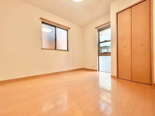 練馬区中村南3丁目　中古戸建の洋室|全居室は2面採光のため、通風や採光性を高めてくれます。明るく開放的で快適な居住空間を実現！

現地ご見学希望・資料請求などお気軽にお問い合わせ下さい！
03-5990-5201