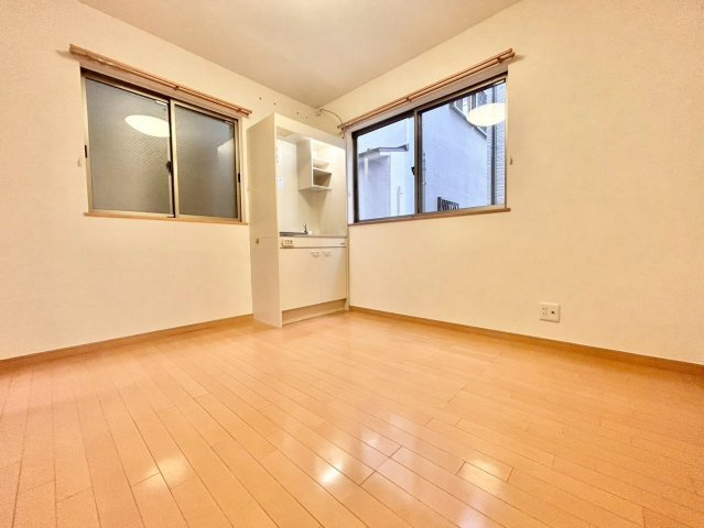 練馬区中村南3丁目　中古戸建の洋室|木のぬくもりが感じられるナチュラルな雰囲気に仕上がった室内です。

現地ご見学希望・資料請求などお気軽にお問い合わせ下さい！
03-5990-5201