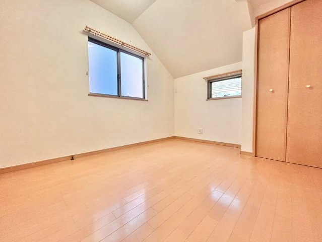 練馬区中村南3丁目　中古戸建の洋室|木目調で落ち着いた雰囲気の内装は、どんなインテリアにも合わせやすいデザイン。

現地ご見学希望・資料請求などお気軽にお問い合わせ下さい！
03-5990-5201