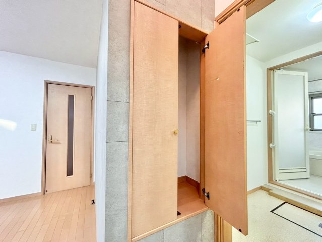 練馬区中村南3丁目　中古戸建の収納|見せる収納も流行っていますが、やはり見せない収納も大切ですね。

現地ご見学希望・資料請求などお気軽にお問い合わせ下さい！
03-5990-5201