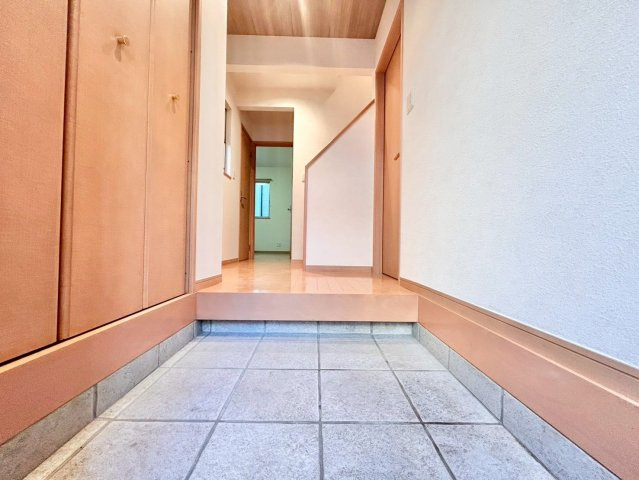 練馬区中村南3丁目　中古戸建の玄関|玄関横にはシューズボックスがついているため、片付いた玄関がキープできます！

現地ご見学希望・資料請求などお気軽にお問い合わせ下さい！
03-5990-5201