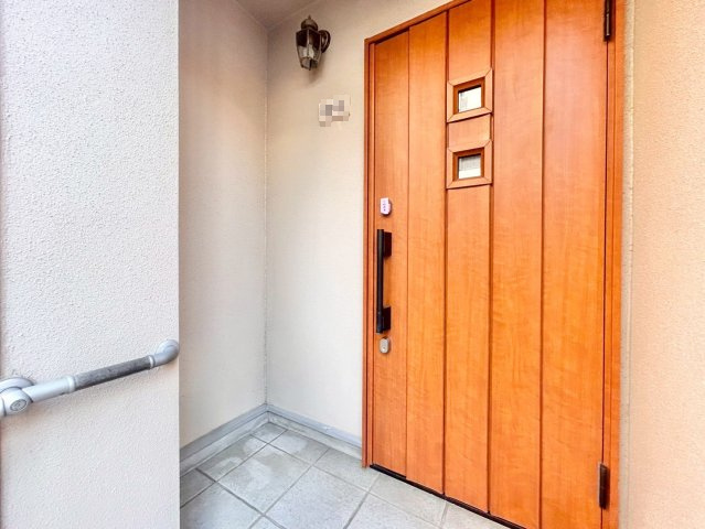 練馬区中村南3丁目　中古戸建の外観|住む人や訪れる人を心地よく迎え入れてくれる玄関。

現地ご見学希望・資料請求などお気軽にお問い合わせ下さい！
03-5990-5201