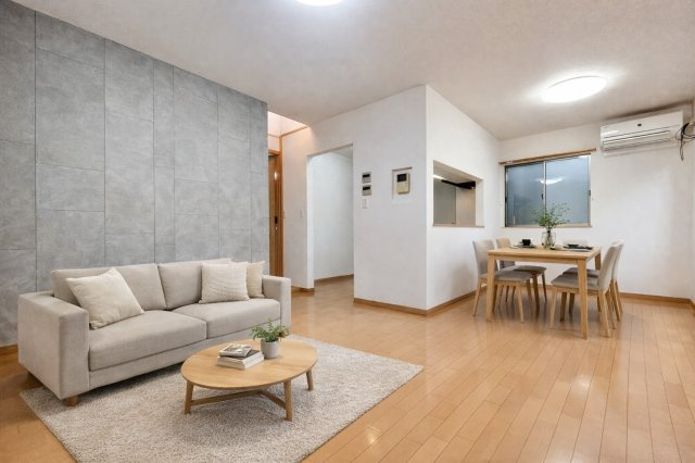 練馬区中村南3丁目　中古戸建の居間・リビング|お子様が元気に走り回っている姿が目に浮かぶ空間です。（家具は全てCGです）

現地ご見学希望・資料請求などお気軽にお問い合わせ下さい！
03-5990-5201