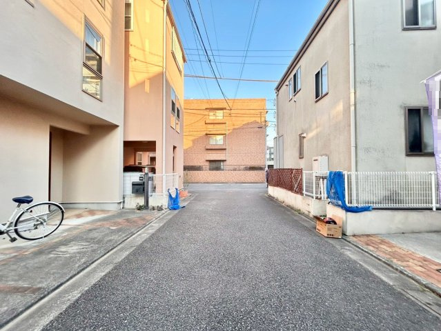 練馬区中村南3丁目　中古戸建の前面道路含む現地写真|子育てしやすい住環境！教育施設や商業施設も徒歩圏内に充実。

現地ご見学希望・資料請求などお気軽にお問い合わせ下さい！
03-5990-5201