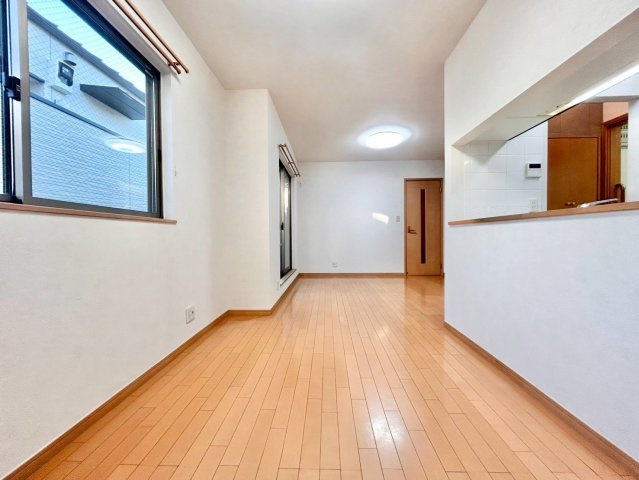 練馬区中村南3丁目　中古戸建の居間・リビング|ご家族が自然と集まり会話が弾む、笑顔を育む明るい居住空間です。

現地ご見学希望・資料請求などお気軽にお問い合わせ下さい！
03-5990-5201