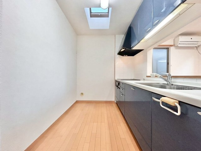 練馬区中村南3丁目　中古戸建のキッチン|嬉しい対面式キッチンです。家事をしながらリビングにいるご家族とのおしゃべりも楽しめます！

現地ご見学希望・資料請求などお気軽にお問い合わせ下さい！
03-5990-5201