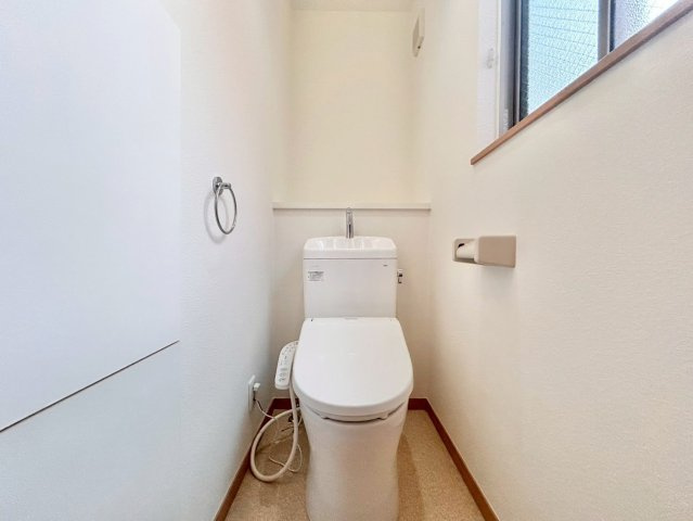 練馬区中村南3丁目　中古戸建のトイレ|ウォシュレット付きのトイレはいつも快適！

現地ご見学希望・資料請求などお気軽にお問い合わせ下さい！
03-5990-5201