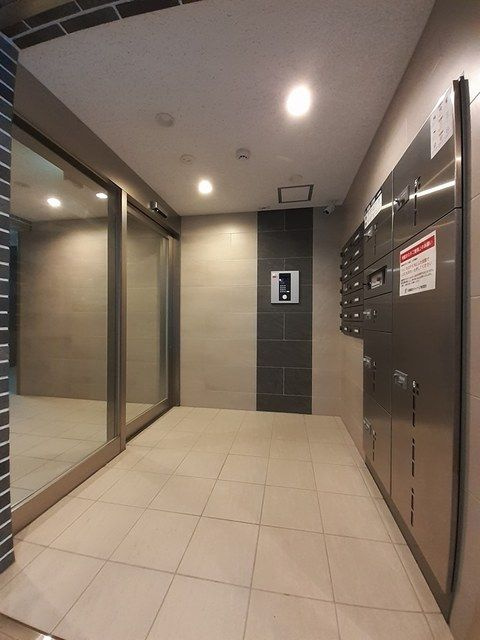 スピティ根津のエントランス