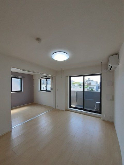 スピティ根津の居間・リビング