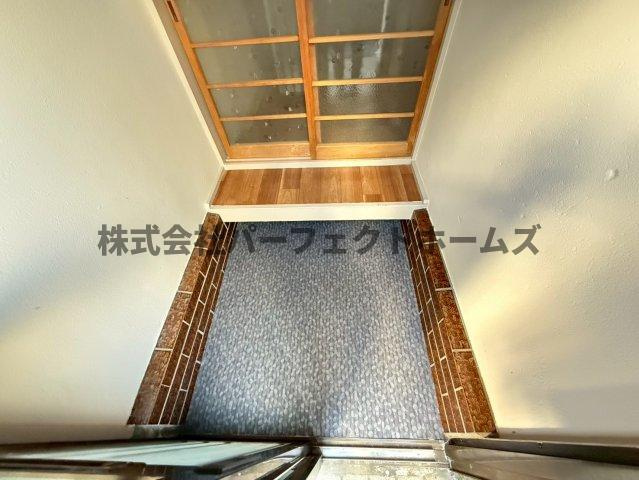 田口1丁目テラスハウスの玄関|収納もある玄関です