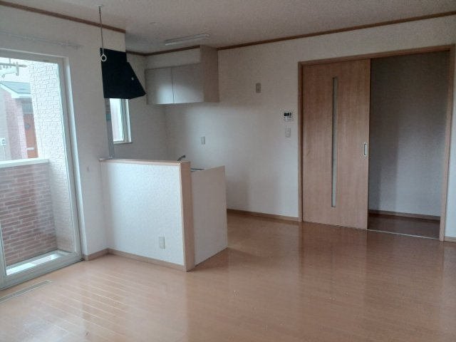 ヴェルジェ畑中の居間・リビング|※入居中の為、同タイプ別のお部屋の写真となります。陽だまりが似合う11.9帖LDK。