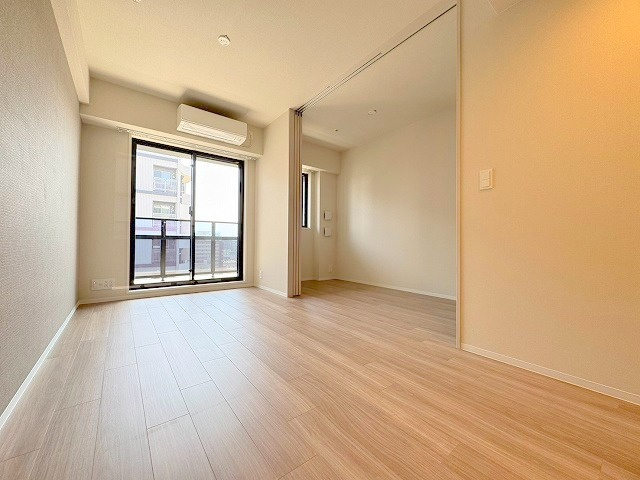 コンフォリア新大阪宮原Qの居間・リビング