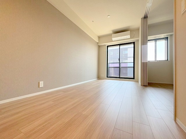 コンフォリア新大阪宮原Qの居間・リビング