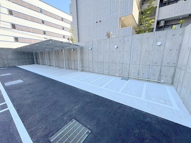 コンフォリア新大阪宮原Qの駐車場