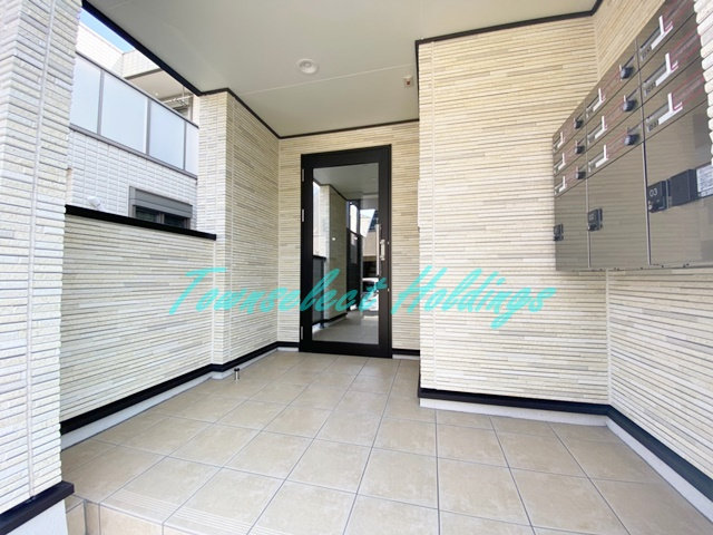 平塚市高浜台のアパートのエントランス