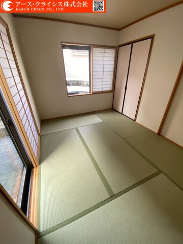 【和室】 | 流山市三輪野山1丁目 | 落ち着きある畳の空間は、日々の暮らしに“和”のやすらぎを添える一室。客間としてはもちろん、家事の合間の休憩スペースやお子様のお昼寝場所としても活躍します。扉を閉めれば独立した個室に。