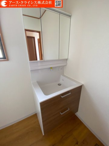 【洗面所】 | 流山市三輪野山1丁目 | 明るく使いやすい洗面スペース。収納も備え、タオルや日用品をすっきり整理できます。朝の身支度もスムーズです。忙しい時間帯にも配慮。清潔感のある空間が毎日の生活を快適に支えます。