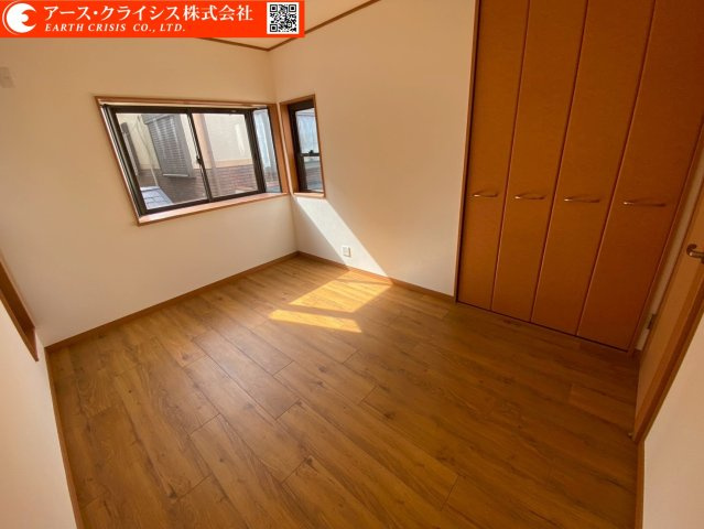 【洋室】 | 流山市三輪野山1丁目 | 採光にも配慮された洋室は、子ども部屋や在宅ワークスペースとしても活躍。シンプルな間取りで家具配置の自由度が高く、ライフスタイルの変化にも柔軟に対応できます。