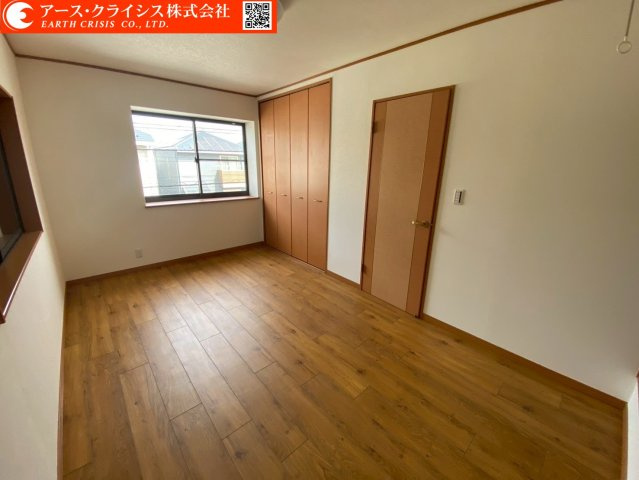 【洋室】 | 流山市三輪野山1丁目 | シンプルで使いやすい洋室は、主寝室・子ども部屋・ワークスペースなど幅広い用途に対応可能。採光にも配慮され、明るく快適な空間を実現しています。収納を活かせば室内をすっきり保てます。