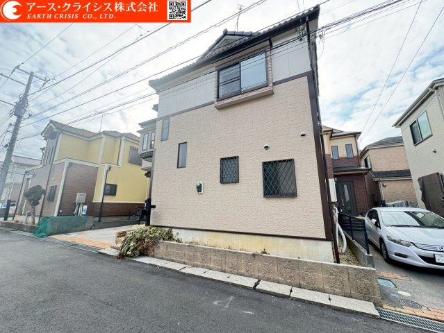 【外観】 | 流山市三輪野山1丁目 | 第一種中高層住居専用地域に位置し、住環境の安定感も魅力。すっきりとしたフォルムと前面道路のゆとりが開放感を演出します。駅徒歩圏という利便性を備えながら、落ち着いた暮らしを叶える住まいです。